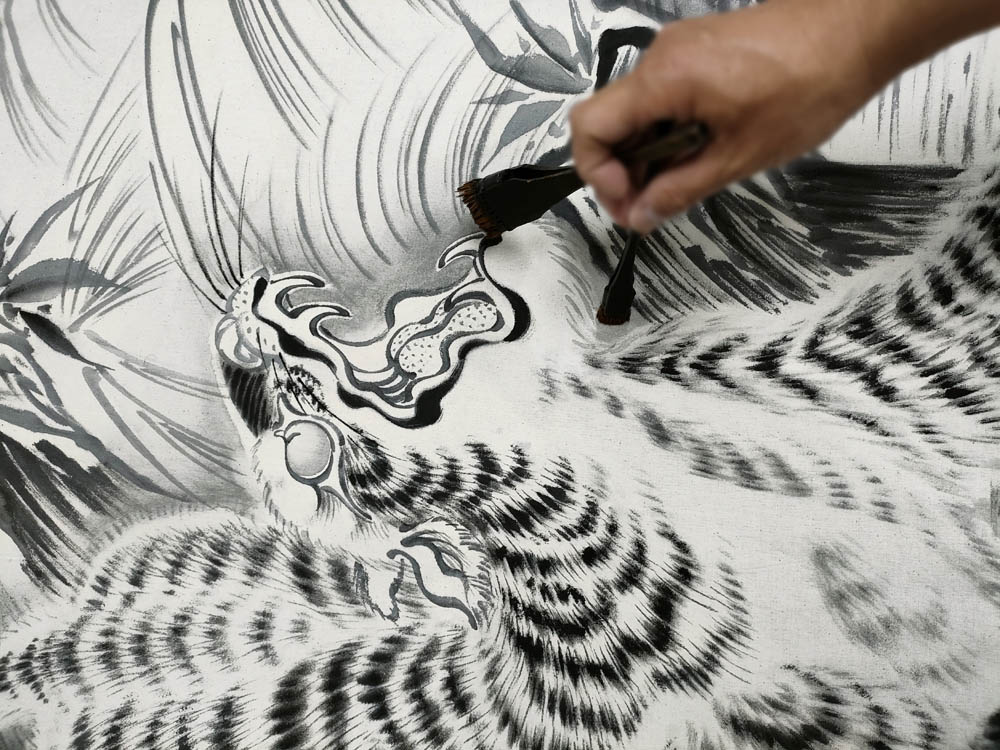 室内用いわき絵のぼり辰昇作｜龍虎を手描きで制作中の様子