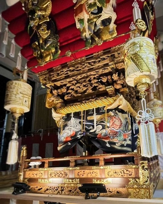 日下太鼓台に取り付けられた手描きの水引幕