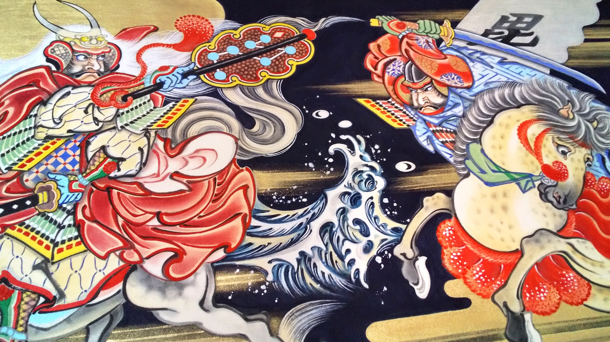 濃紺地に金の雲霞と武者を描いた日下太鼓台の手描き水引幕